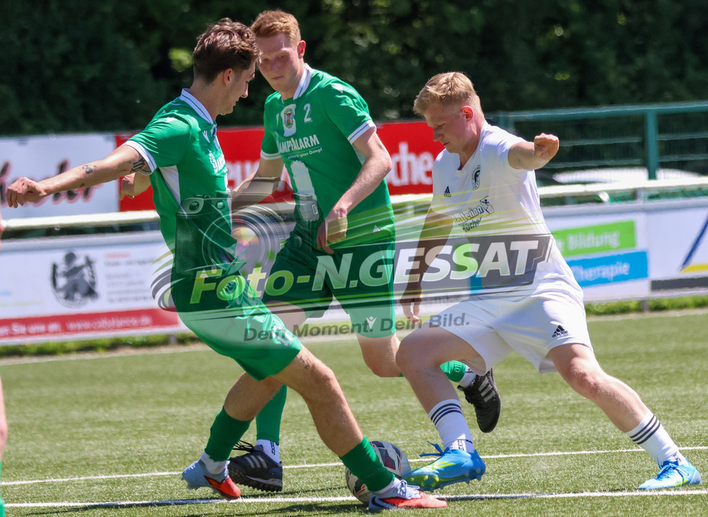 TuS Bruchmühlen - Bünder SV | Auf dem Bild zu sehen: weiß TuS Bruchmühlen: Till Freyda ; grün Bünder SV v.l.: Nicolai König, Tobias Zwiener TuS Bruchmühlen, Bünder SV, Saison 25/26, Kreisliga A, Bruchmühlen, Deutschland - Realisiert mit Pictrs.com