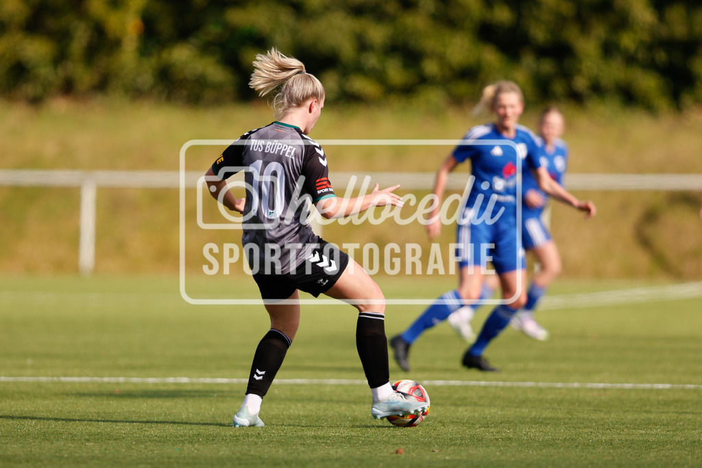 Fußball I Frauen I Saison 2025-2026 I Oberliga Niedersachsen I 16. Spieltag I BW Hollage - TuS Büppel I 15.03.2026-36 | Mara Sommer (10, TuS Büppel) nimmt den Ball an und spielt ihn weiter. - Realisiert mit Pictrs.com