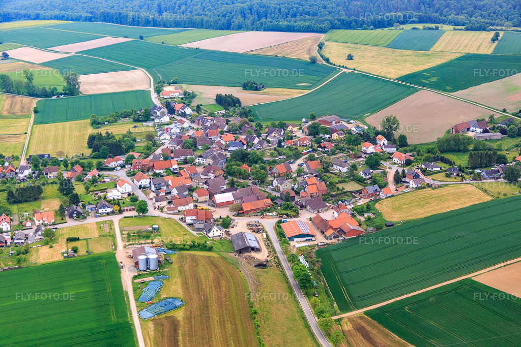 Luftbild: Ortsansicht von Westen im Ortsteil Lüntorf in Emmerthal im Bundesland Niedersachsen in Deutschland. Foto: IMG_079469.jpg vom 24.05.2015 durch Werner Riehm/FLY-FOTO.de