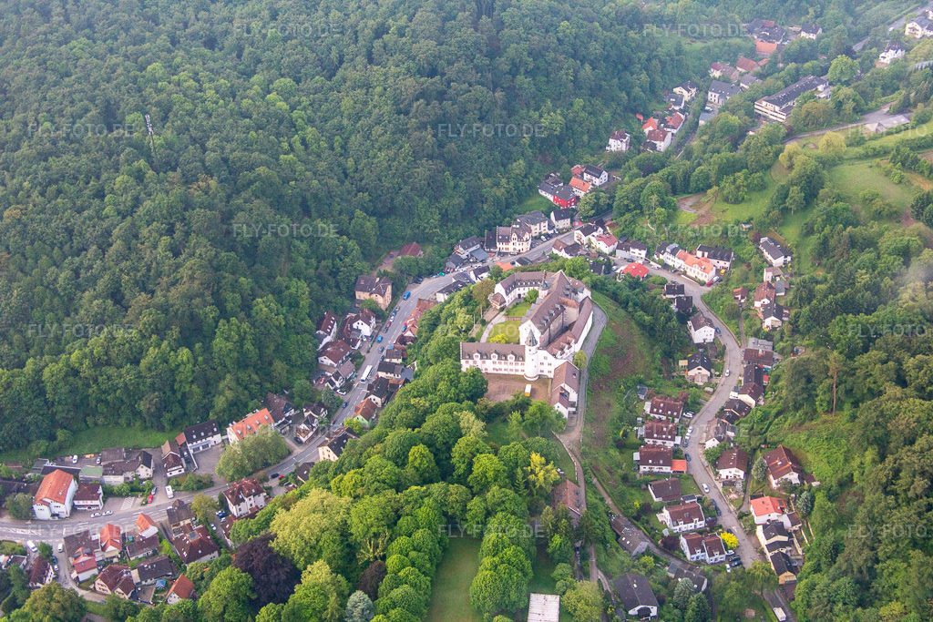 Luftbild: Schönberg, Schloß im Ortsteil Schönberg in Bensheim im Bundesland Hessen in Deutschland. Foto: IMG_089201.jpg vom 25.05.2016 durch Werner Riehm/FLY-FOTO.de