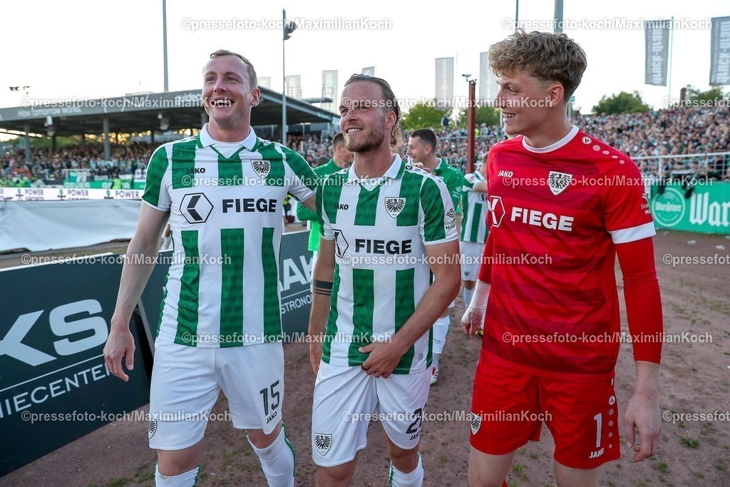 SCP09052501124 | 09.05.2025, Fußball, Preußen Münster - Hertha BSC, 2. Fußball Bundesliga, 33. Spieltag, Preußenstadion, Saison 2024 2025: Abschlussjubel nach dem 2:0 Sieg für Preußen. Simon Scherder (Preussen Muenster #15) Jorrit Hendrix (Preussen Muenster #20) Torwart Johannes Schenk (Preussen Muenster #01) DFB regulations prohibit any use of photographs as image sequences and or quasi-video.