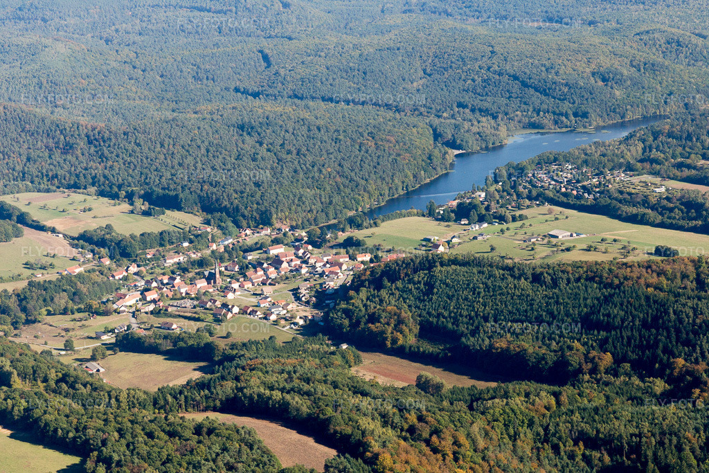 Aerial view: Lake shore areas of the Etang de Haspelschiedt in Haspelschiedt in the state Moselle, France. – Photo: IMG_095184.jpg taken on 10/16/2016 by Werner Riehm/FLY-FOTO.com – Resolution of the original: 5472 x 3648 px