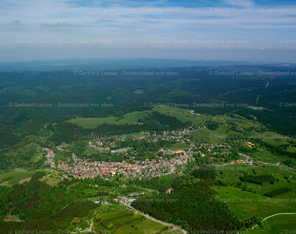 2638471 | SANKT ANDREASBERG 09.06.2006 Ortsansicht am Rande von landwirtschaftlichen Feldern und Nutzflächen  in Sankt Andreasberg im Bundesland Niedersachsen, Deutschland // Village view on the edge of agricultural fields and land  in Sankt Andreasberg in the state Lower Saxony, Germany Foto: Gerhard Launer