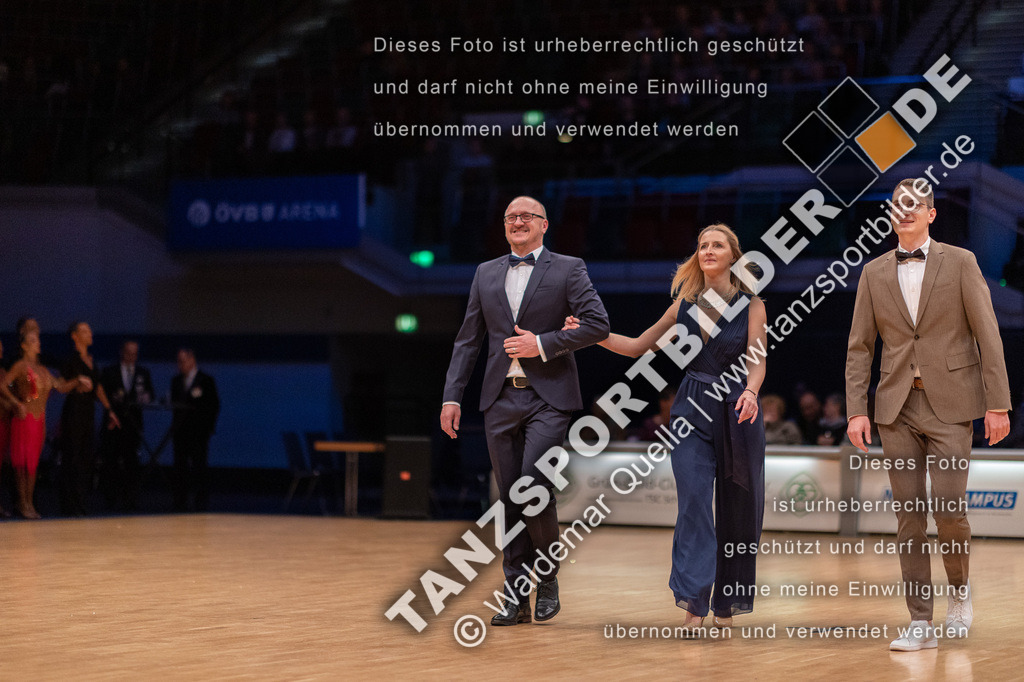 20221112-03173 | Hier finden Sie Tanz Bilder vom Latein und Standard Formationen tanzen. Sportbilder vom Tanzsport. Schöne Fotos und von Weltmeisterschaft, Europameisterschaft, Bundesliga, Regionalliga, Oberliga und Landesliga sowie von GOC Stuttgart, DanceComp, WM Bremen