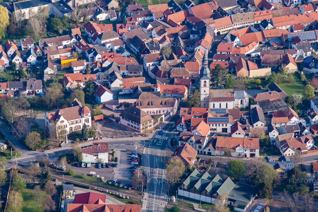 Luftbild: Protestantische Andreaskirche im Ortsteil Jerusalemsberg in Kirchheim im Bundesland Rheinland-Pfalz in Deutschland. – Foto: IMG_49665.jpg vom 13.04.2012 durch Werner Riehm/FLY-FOTO.de – Auflösung des Originals: 4752 x 3168 px – Prot. Kirchengemeinden Battenberg, Bissersheim, Kirchheim und Kleinkarlbach
