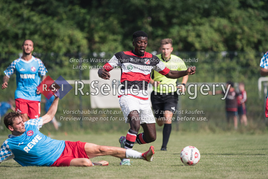 RS-1-127310 | Andre Wallenborn (#2, EN03) grätscht den Ball weg, Minou Tsimba-Eggers (#6, AFC) weicht aus.
