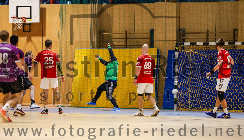 2024-10-20_098_SpVgg_Altenerding_II_gegen_TSV_Taufkirchen-Vils | Erding, Deutschland, 20.10.2024:Handball, Bezirksliga Männer Ost 2024 / 2025, 3. Spieltag, SpVgg Altenerding II gegen TSV Taufkirchen/Vils, Endergebnis: 15:20Julian Kreisig (SpVgg Altenerding, #9), Christoph Huber (TSV Taufkirchen/Vils, #25), Torwart Florian Lehner (TSV Taufkirchen/Vils, #42), Andreas Rej (TSV Taufkirchen/Vils, #69), Dion Heydemann (TSV Taufkirchen/Vils, #17)Foto: Christian Riedel / fotografie-riedel.net
