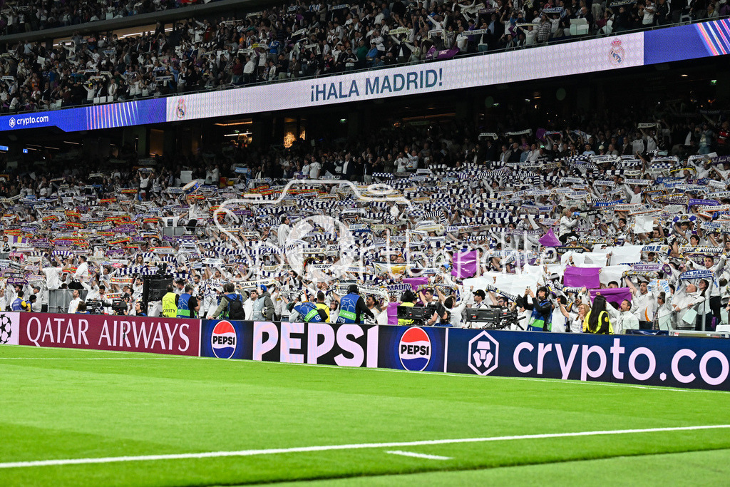 Real Madrid - FC Bayern München | MADRID, SPAIN - 07. APRIL: Fans from Real before the UEFA Champions League match between Real Madrid vs. FC Bayern Munich on Quarterfinal first leg at Estadio Santiago Bernabeu