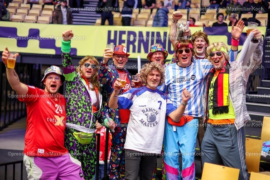 EHF15012602009 | 15.01.2026, Handball, Men's EHF EURO 2026, Deutschland - Östereich, Jyske Bank Boxen in Herning, Dänemark, Preliminary Round: Feature zahlreiche deutsche Fans Zuschauer Besucher feiern ihre Mannschaft und haben sichtlich Spaß 