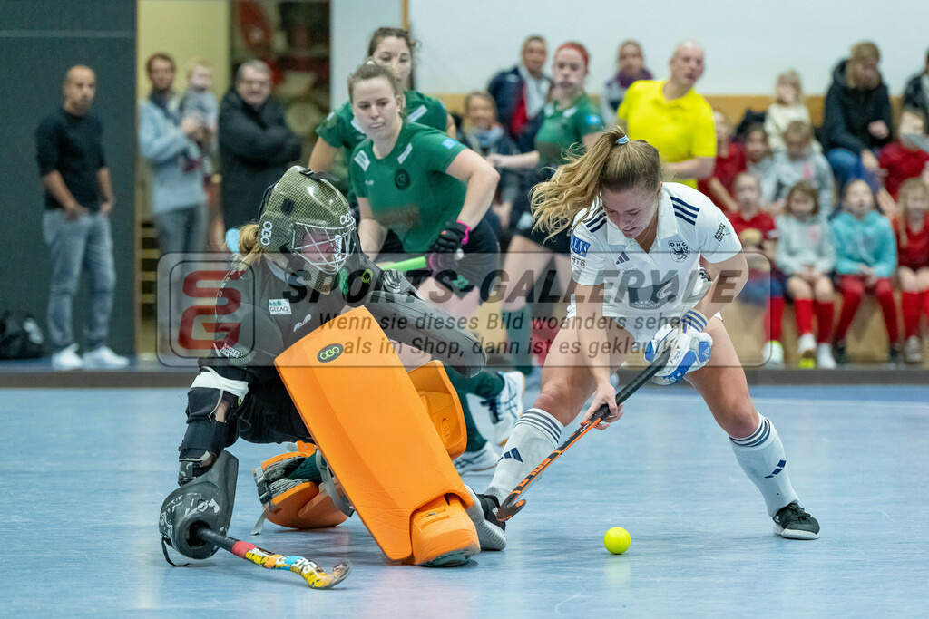 HK_20240113_107991 | 1. Bundesliga Damen Düsseldorfer HC - Club Raffelberg am 13.1.2024 DHC Halle, Düsseldorf , Sophia Wegener Torfrau ( Club Raffelberg #24 ) , Mabel Brands ( Düsseldorfer HC #7 )