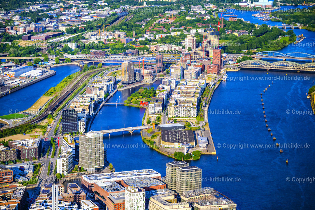 Hamburg_Hafencity_Baakenhafen_ELS_6447160625 | HAMBURG 16.06.2025 Baustellen für Wohn- und Geschäftshäuser im Baakenhafen entlang der der Baakenallee in der HafenCity in Hamburg, Deutschland. Weiterführende Informationen bei: AUG. PRIEN Bauunternehmung (GmbH & Co. KG),  BVE Bauverein der Elbgemeinden eG,  Baugenossenschaft Hamburger Wohnen eG,  HafenCity Hamburg GmbH,  Johann Daniel Lawaetz-Stiftung,  Richard Ditting GmbH & Co. KG,  bof architekten,  florian krieger - architektur und städtebau gmbh. // Construction sites for residential and commercial buildings in the Baakenhafen along the Baakenallee in HafenCity in Hamburg, Germany. Further information at: AUG. PRIEN Bauunternehmung (GmbH & Co. KG),  BVE Bauverein der Elbgemeinden eG,  Baugenossenschaft Hamburger Wohnen eG,  HafenCity Hamburg GmbH,  Johann Daniel Lawaetz-Stiftung,  Richard Ditting GmbH & Co. KG,  bof architekten,  florian krieger - architektur und staedtebau gmbh. Foto: Martin Elsen