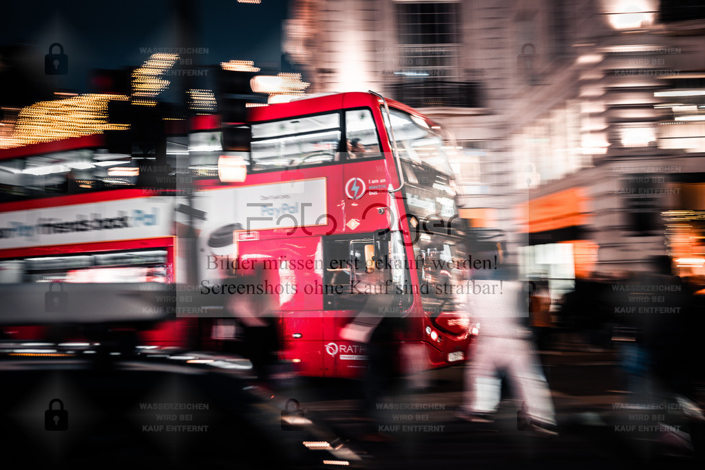 Rush Hour in London | Ein Londoner Doppeldeckerbus rauscht durch die nächtlich erleuchteten Straßen – ein Sinnbild für das pulsierende Leben der Metropole.Das Licht der Stadt spiegelt sich in den Bewegungen der Passanten und schafft eine Dynamik, die perfekt den Rhythmus Londons einfängt. - Realisiert mit Pictrs.com