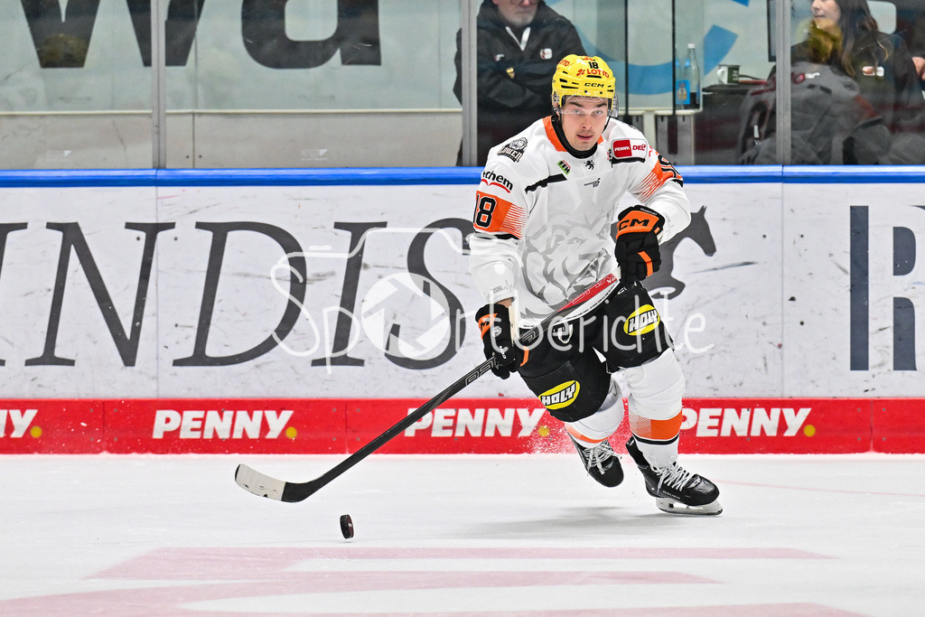 Augsburger Panther - Löwen Frankfurt | AUGSBURG, GERMANY - 16. JANUARY: am Puck Erci Jonathan UBA (Löwen Frankfrurt 18) / Einzelfoto / Freisteller während dem Match zwischen den Augsburger Panthern und den Löwen Frankfurt am 40. Spieltag der penny DEL im Curt Frenzel Stadion