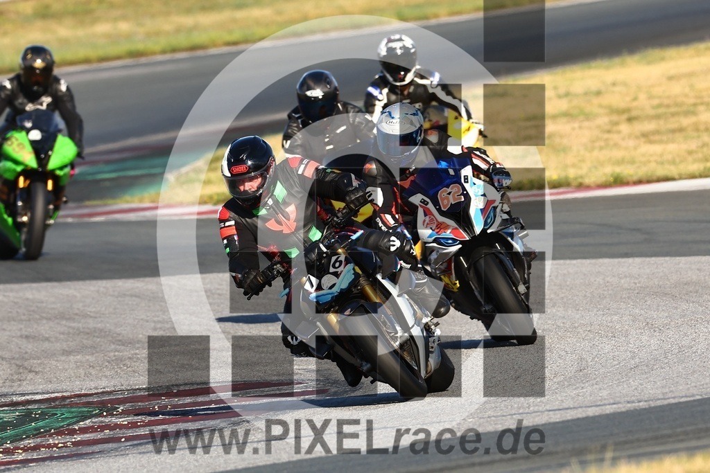 0076-20240909_03659 | Schöne Erinnerungen an spannende Momente - das festzuhalten ist unser Job. PIXELrace.de ist seit 2003 auf den Rennstrecken Europas unterwegs um die Action draußen beim Fahren und die wunderbare Stimmung imm Fahrerlager für euch einzufangen.