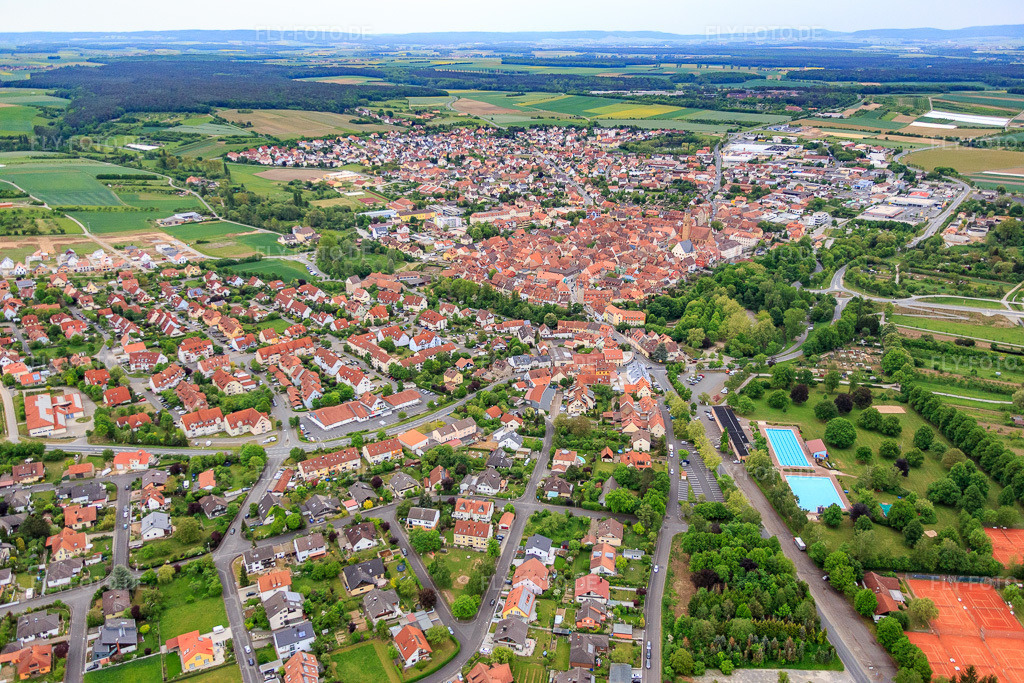 Luftbild: Josef-Wächter-Straße in Volkach im Bundesland Bayern in Deutschland. Foto: IMG_078919.jpg vom 14.05.2015 durch Werner Riehm/FLY-FOTO.de