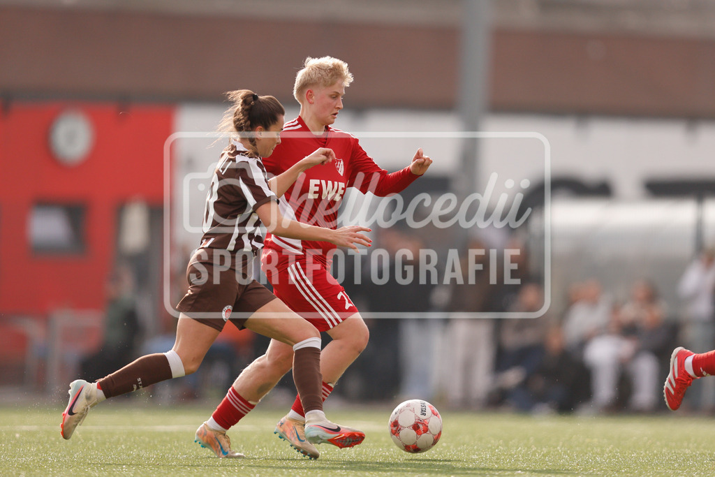 Fußball I Frauen I Saison 2025-2026 I Regionalliga Nord I 15. Spieltag I St. Pauli - SpVg Aurich-97 | Linnea Taube (20, FC St. Pauli) Mareike Assing (21, SpVg Aurich) - Realisiert mit Pictrs.com