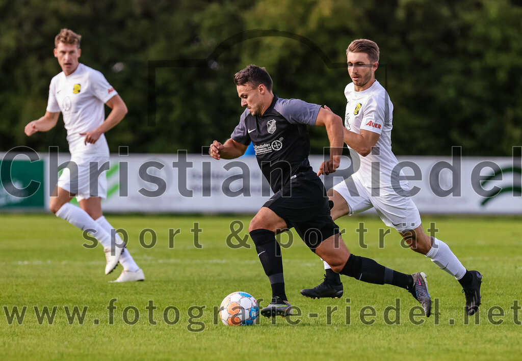 2023-08-08_013_FC_Moosinning_gegen_FC_Langengeisling | Moosinning, Deutschland, 08.08.2023:
Fußball, Bezirksliga Oberbayern Ost 2023 / 2024, 3. Spieltag, FC Moosinning gegen FC Langengeisling, Endergebnis: 0:4

Maximilian Hintermaier (FC Langengeisling, #13), Maximilian Lechner (FC Moosinning, #11)

Foto: Christian Riedel / fotografie-riedel.net