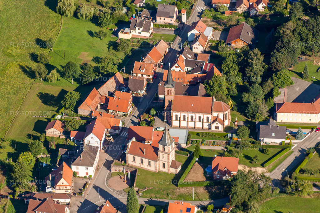 Aerial view: Two church buildings in the village center in Climbach in the state Bas-Rhin, France. – Photo: IMG_31097.jpg taken on 08/07/2010 by Werner Riehm/FLY-FOTO.com – Resolution of the original: 4752 x 3168 px