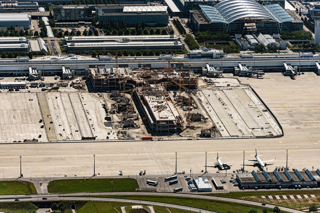 dr__0065502.jpg | MüNCHEN-FLUGHAFEN 15.06.2021 Baustelle zum Neubau Erweiterung Terminal 1 in München-Flughafen im Bundesland Bayern, Deutschland. Weiterführende Informationen bei: Flughafen München GmbH,  JSK Architekci Sp. z o.o.,  SSF Ingenieure AG,  Schüßler-Plan GmbH,  slapa oberholz pszczulny I sop GmbH & Co. KG. // Construction site for the new building Erweiterung Terminal 1 in Muenchen-Flughafen in the state Bavaria, Germany. Further information at: Flughafen Muenchen GmbH,  JSK Architekci Sp. z o.o.,  SSF Ingenieure AG,  Schuessler-Plan GmbH,  slapa oberholz pszczulny I sop GmbH & Co. KG. Foto: Daniel Reiter