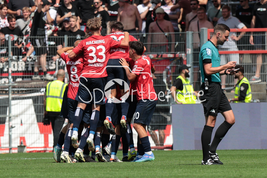 SpVgg Unterhaching - FC Ingolstadt | Jubel der Hachinger nach dem Treffer zum 1-0 durch Tim KNIPPING (UHG #34) / Tor / Freude / Torschuezte
