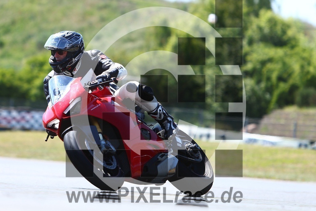 0016-20250513_01198 | Schöne Erinnerungen an spannende Momente - das festzuhalten ist unser Job. PIXELrace.de ist seit 2003 auf den Rennstrecken Europas unterwegs um die Action draußen beim Fahren und die wunderbare Stimmung imm Fahrerlager für euch einzufangen.