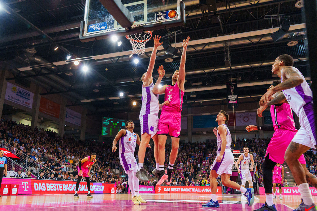 BBL, Deutsche Basketball Bundesliga Saison 2024/25, 14. Spieltag: Telekom Baskets gegen BG Göttingen | 29.12.2024 BBL, Deutsche Basketball Bundesliga Saison 2024/25, 14. Spieltag: Telekom Baskets gegen BG GöttingenBild: Till Pape (19, Bonn) , Collin Welp (40, Göttingen) - Realisiert mit Pictrs.com