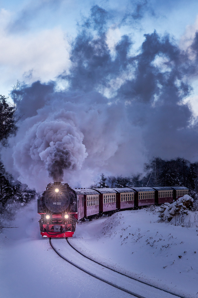 Brockenbahn und blaue Stunde | Wir machen aus Ihren Bildern Erinnerungen für die Ewigkeit | Hochwertige Fotografien für Ihr zu Hause. - Realisiert mit Pictrs.com