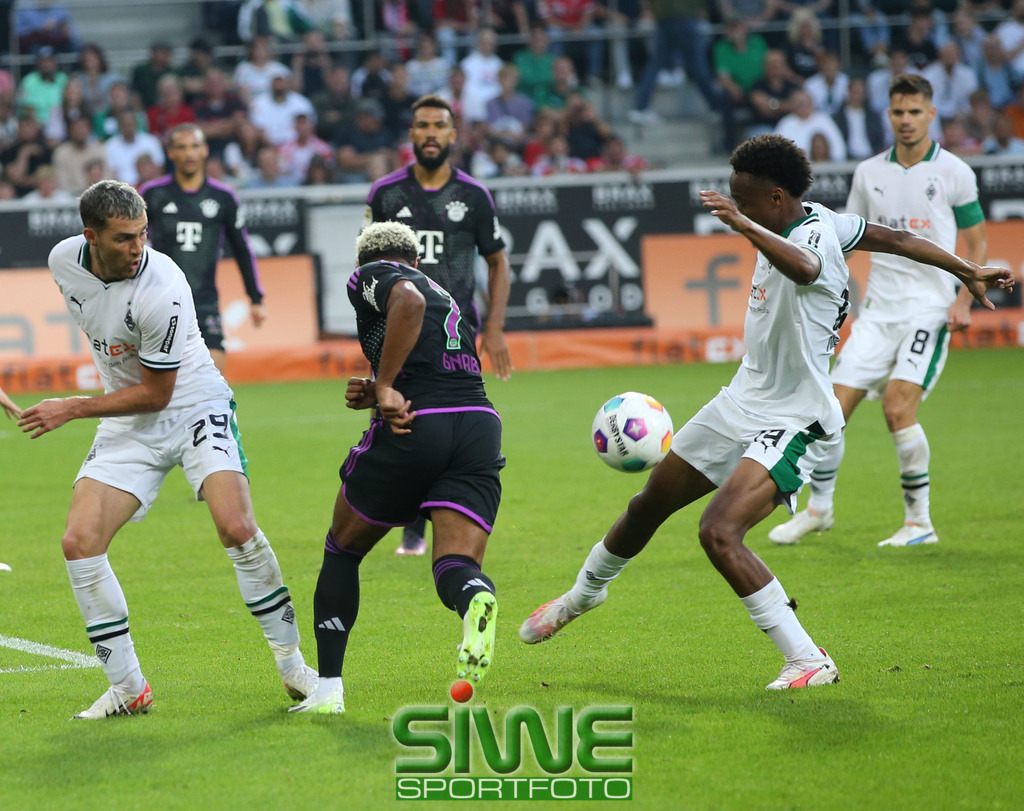 1.Fussball-Bundesliga  :  Borussia Mönchengladbach--FC Bayern München    3.Sptg. | 02.09.2023 Fussball,GER, Saison 2023/2024;         1.Bundesliga;   3. Spieltag;
VFL Borussia Mönchengladbach--FC Bayern München :  Serge Gnabry  (/FCB)
versucht durch die Abwehr von Borussia hindurchzuspielen. Doch  Joe Scally (29/BMG)
und Nathan Ngoumou  (19/BMG)  lassen es nicht zu.

DFL REGULATIONS PROHIBIT ANY USE OF PHOTOGRAPHS AS IMAGE SEQENCES AND/OR QUASI-VIDEO. - Realisiert mit Pictrs.com