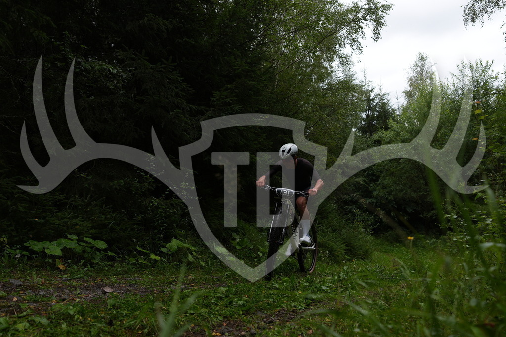 A6703349 | Fotogalerie der Treibjagd im Dunkelwald - Dein MTB Etappenrennen im Erzgebirge - Realisiert mit Pictrs.com