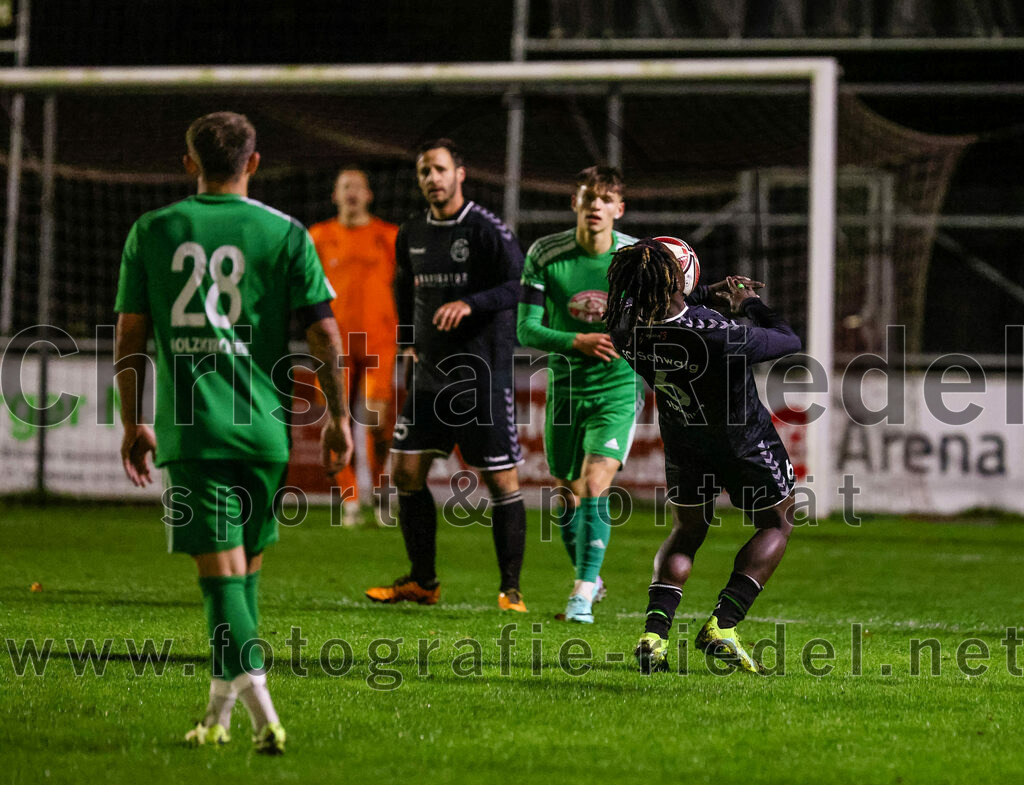 2023-11-03_071_FC_Schwaig_gegen_TuS_Holzkirchen | Oberding, Deutschland, 03.11.2023:
Fußball, Landesliga Südost 2023 / 2024, 19. Spieltag, FC Schwaig gegen TuS Holzkirchen, Endergebnis: 4:1

Anthony Butge (TuS Holzkirchen, #28), Bilal Ibrahim (FC Schwaig, #6)

Foto: Christian Riedel / fotografie-riedel.net