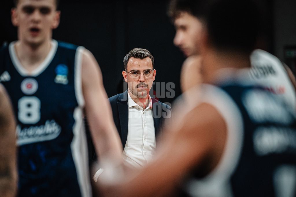 Basketball | Männer | Saison 2025/2026 | BKT EuroCup | Veolia Towers Hamburg vs. Bahcesehir College Istanbul | 14.10.2025 | Trainer Benka Barloschky (Veolia Towers Hamburg)