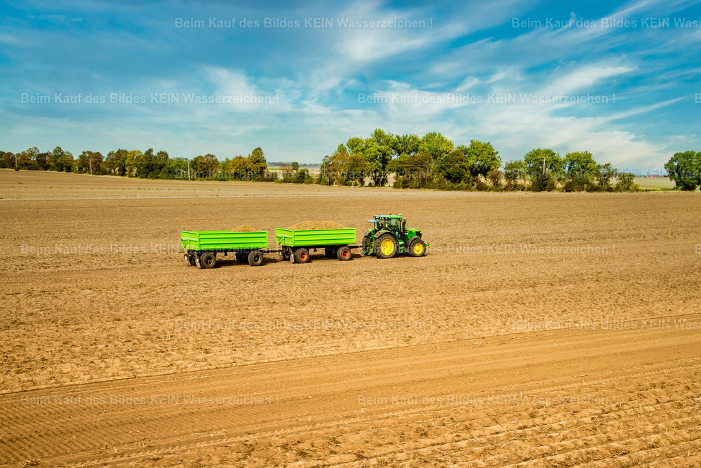 Landwirtschaft_Feld_Niederndoeleben_Traktor_Maschine-0578 | Die Magdeburger Platte® - das sind die schönsten Luftbilder von Magdeburg & Sachsen-Anhalt auf Acryl, Leinwand oder zum Download. Das ist Luftbildfotografie & Luftbildaufnahmen mit Drohne & Flugzeug.  - Realisiert mit Pictrs.com