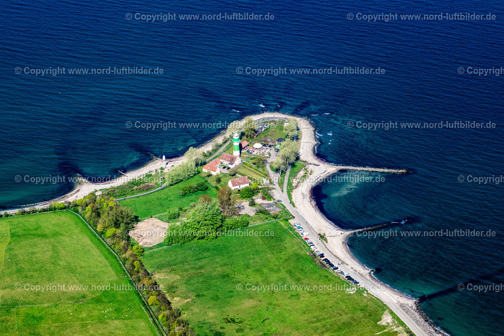Strand_Bülk_Leuchtturm_ELS_6271010524 | STRANDE 01.05.2024 Leuchtturm als historisches Seefahrtszeichen im Küstenbereich Bülk an der Straße Bülker Weg in Strande im Bundesland Schleswig-Holstein, Deutschland. Das Terrassen- Cafe " Leuchtturm - Pavillon " ist ein beliebtes Ausflugsziel auf der Bülker Huk. Weiterführende Informationen bei: Interessengemeinschaft Seezeichen e. V,  Leuchtturm-Pavillon. // Lighthouse as a historic seafaring character in the coastal area Buelk on street Buelker Weg in Strande in the state Schleswig-Holstein, Germany. Further information at: Interessengemeinschaft Seezeichen e. V,  Leuchtturm-Pavillon. Foto: Martin Elsen