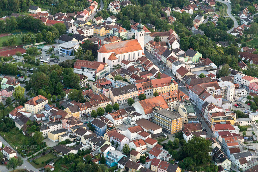 Luftbild: Stadtpfarrkirche St . Maria im Altstadt- Zentrum der Innenstadt an der Isar im Ortsteil Zanklau in Landau im Bundesland Bayern in Deutschland. Foto: IMG_090407.jpg vom 01.07.2016 durch Werner Riehm/FLY-FOTO.de