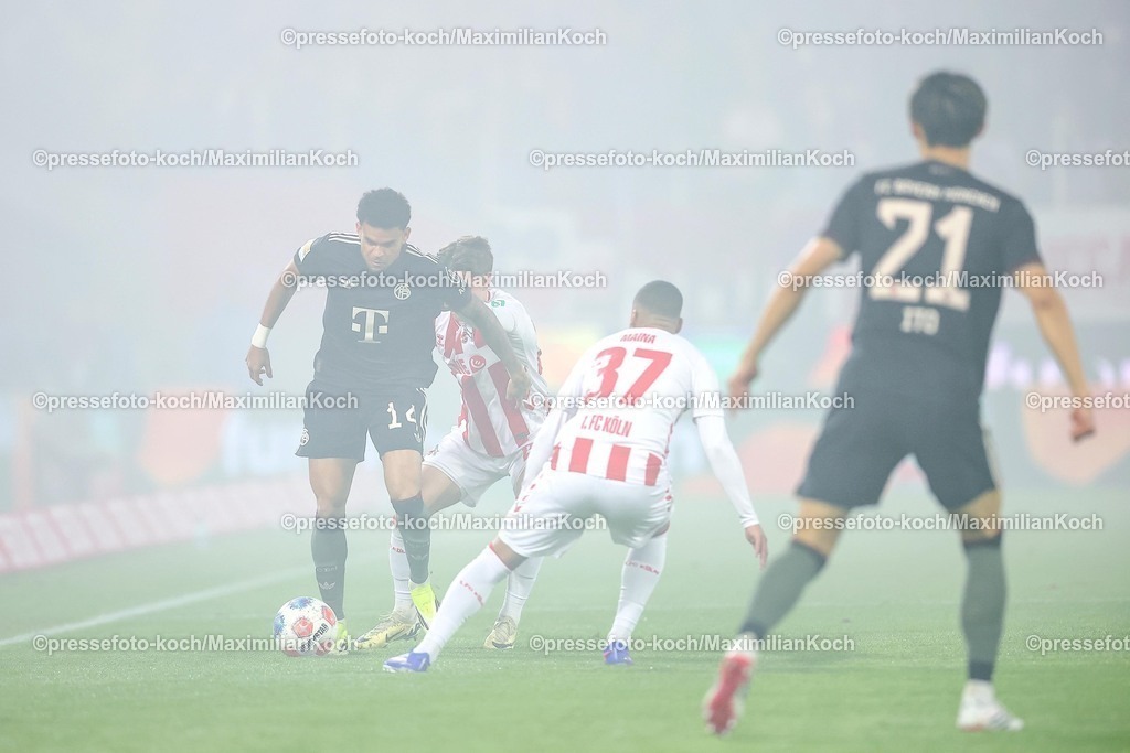 1FC14012601015 | 14.01.2026, Fußball, 1. FC Köln - FC Bayern München, 1. Fußball Bundesliga, 17. Spieltag, RheinEnergie-STADION, Saison 2025 2026: Luis Diaz (FC Bayern Muenchen #14) im Zweikampf gegen  Jan Thielmann (1FC Koeln #29) Linton Maina (1FC Koeln #37)  DFB regulations prohibit any use of photographs as image sequences and or quasi-video.