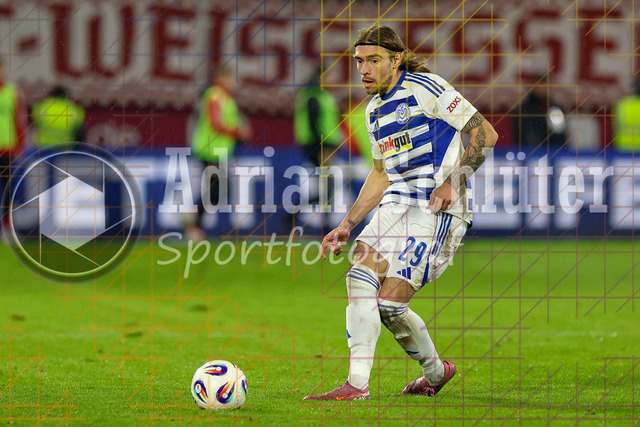 MSV Duisburg vs Rot-Weiss Essen - 3. Liga | Duisburg, Deutschland, 26.10.25:   Joshua Bitter (MSV Duisburg) in Aktion am Ball, Einzelaktion waehrend des Spiels der 3. Liga MSV Duisburg vs Rot-Weiss Essen in der schauinsland-reisen-arena(Foto von Brauer-Fotoagentur / Adrian Schlueter)
