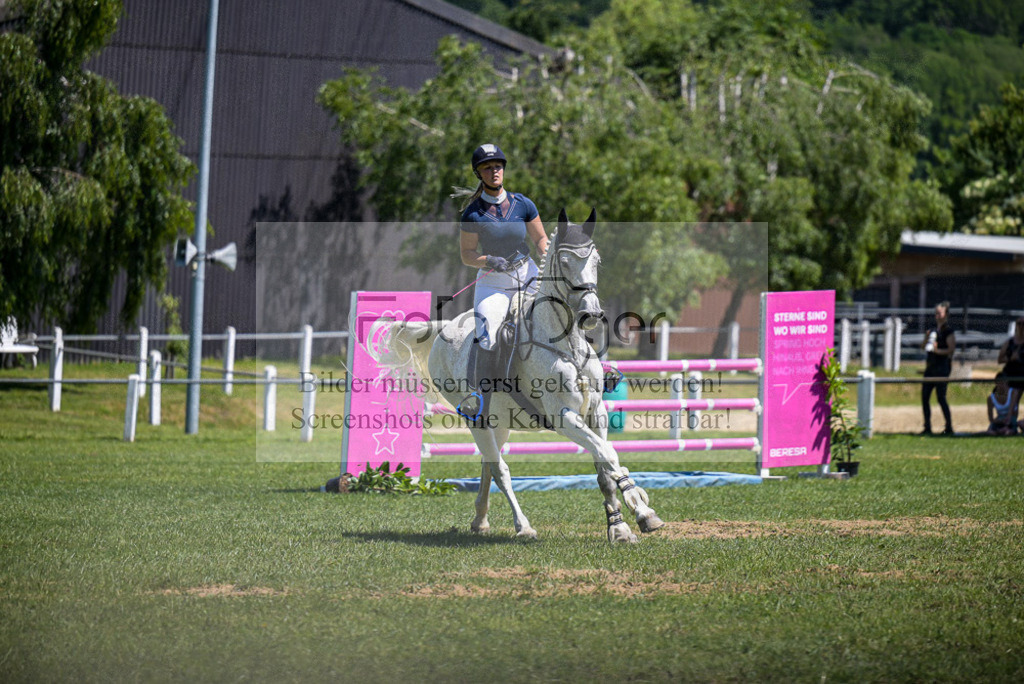 Reitturnier Voxtrup | Entdecke hochwertige Reitturnierfotos von Foto Oger. Professionell, emotional und authentisch – jetzt Lieblingsmomente im Shop bestellen.Deutschlandweite Turnierfotografie. - Realisiert mit Pictrs.com