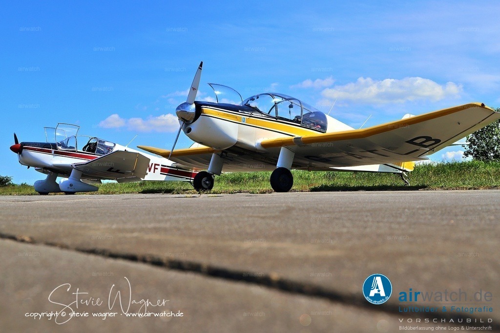 Jodel DR1050M - Flugplatz Husum - Das Flugzeug ist aus Holz gefertigt und mit Segeltuch bespannt | Das Flugzeug ist aus Holz gefertigt und mit Segeltuch bespannt. Es wird oft als effizienter Touring-Flieger mit geringem Kraftstoffverbrauch (ca. 20 Liter pro Stunde bei 200 km/h Reisegeschwindigkeit) geschätzt. Mindestens 618 Exemplare der gesamten DR1050-Familie wurden bis 1965 gebaut.