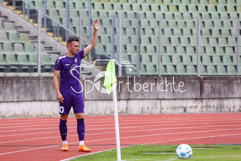 FC Augsburg - TSV Schwaben Augsburg | beim Eckball Lukas RAMSER (TSV #10) / Freisteller / Einzelfoto
