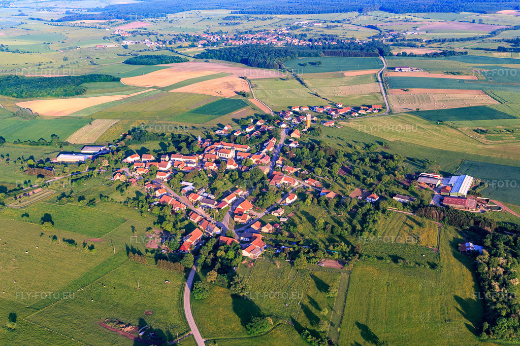 Vue aérienne: Vue de la ville depuis le nord à Honskirch dans le département Moselle, France – .Photo: IMG_107389.jpg prise le 19/05/2018 par Werner Riehm/FLY-FOTO.eu – Résolution de l'original: 5331 x 3554 px