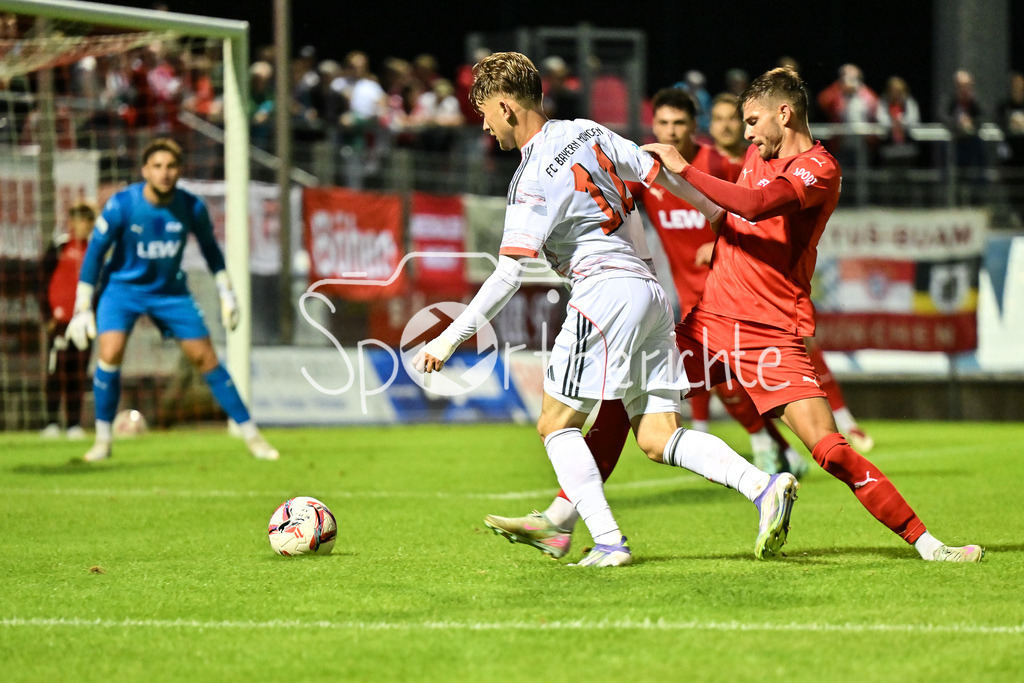 FC Memmingen - FC Bayern Amateure | in dieser Szene verursacht Fabian LUTZ (FC Memmingen 8) im Duell mit Tim BINDER (FC Bayern Muenchen II 11) einen Foulelfmeter / Foul / Regionalliga Bayern: FC Memmingen - FC Bayern München II; Arena Memmigen am 29.08.2025