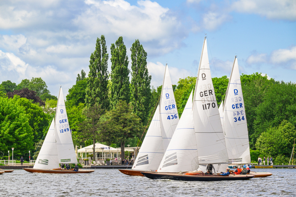 Holzboot-Regatta Alster | Segelboote der Drachen-Klasse bei der Holzboot-Regatta auf der Hamburger Alster. Die Drachen haben eine Länge von 8,95 Metern und werden bei Regatten von zwei bis drei Personen gesegelt. — Auflösung des Originals: 8030 x 5340 px. - Realisiert mit Pictrs.com