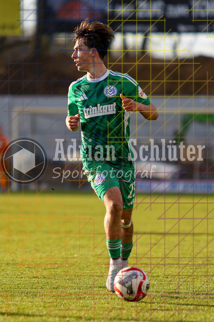28.03.2026 GER, Fussball, Herren, Niederrhein Pokal Halbfinale, Saison 2025/2026, 1. FC Bocholt - MSV Duisburg | Jan-Simon Symalla (MSV Duisburg) in Aktion am Ball, Einzelaktion 