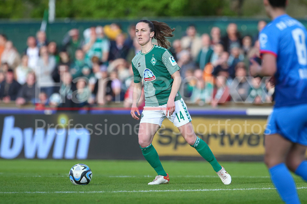Fussball, Google Pixel Frauen-Bundesliga, SV Werder Bremen - RB Leipzig | v.li.: Michaela Brandenburg (SV Werder Bremen, 14) am Ball, Einzelbild, Ganzkörper, Aktion, Action, Spielszene, DIE DFB-RICHTLINIEN UNTERSAGEN JEGLICHE NUTZUNG VON FOTOS ALS SEQUENZBILDER UND/ODER VIDEOÄHNLICHE FOTOSTRECKEN. DFB REGULATIONS PROHIBIT ANY USE OF PHOTOGRAPHS AS IMAGE SEQUENCES AND/OR QUASI-VIDEO.