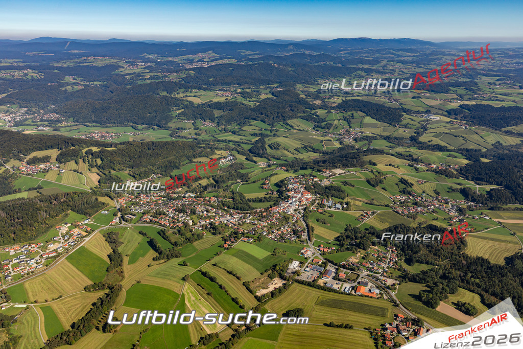 Aktuelles Luftbild von  Perlesreut Kauf mit Lizenz / Bildrechten möglich- Die Luftaufnahme wurde 2021 mittels UL-Flugzeug erstellt ( keine Drohne ) - hochauflösende Kamera-Systeme von  Canon -Beste Qualität - Für grossformatige Ausdrucke geeignet. Die Geschenkidee !