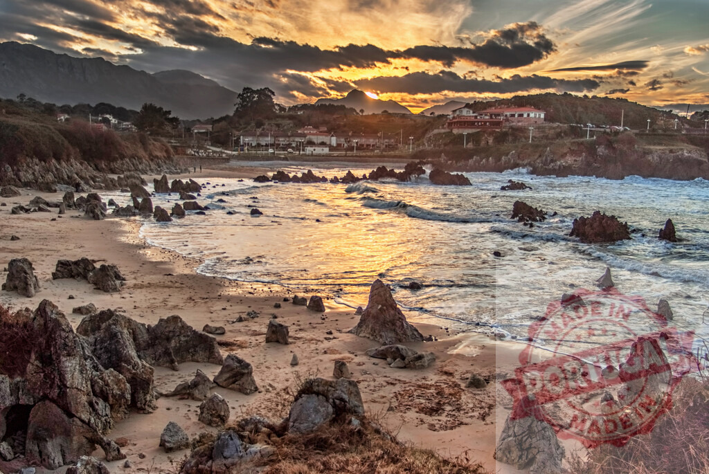 Sunset illuminating rocky beach and coastline in Barreiros, Lugo, Spain | Golden sunset illuminating rocky beach, ocean waves and coastline in Barreiros, Lugo, Galicia, Spain - Realisiert mit Pictrs.com