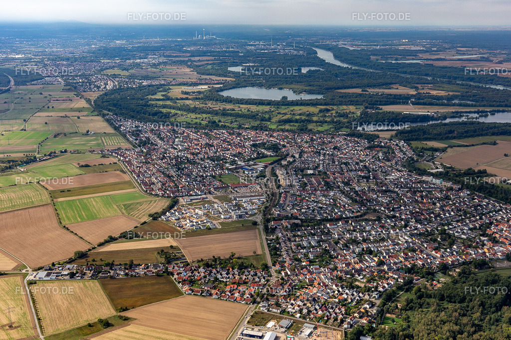 Stadtansicht des Innenstadtbereiches in Hochstetten | Luftbild: Stadtansicht des Innenstadtbereiches in Hochstetten im Ortsteil Hochstetten in Linkenheim-Hochstetten im Bundesland Baden-Württemberg in Deutschland. Foto: IMG_122846.jpg vom 11.09.2020 durch Werner Riehm/FLY-FOTO.de - Realisiert mit Pictrs.com