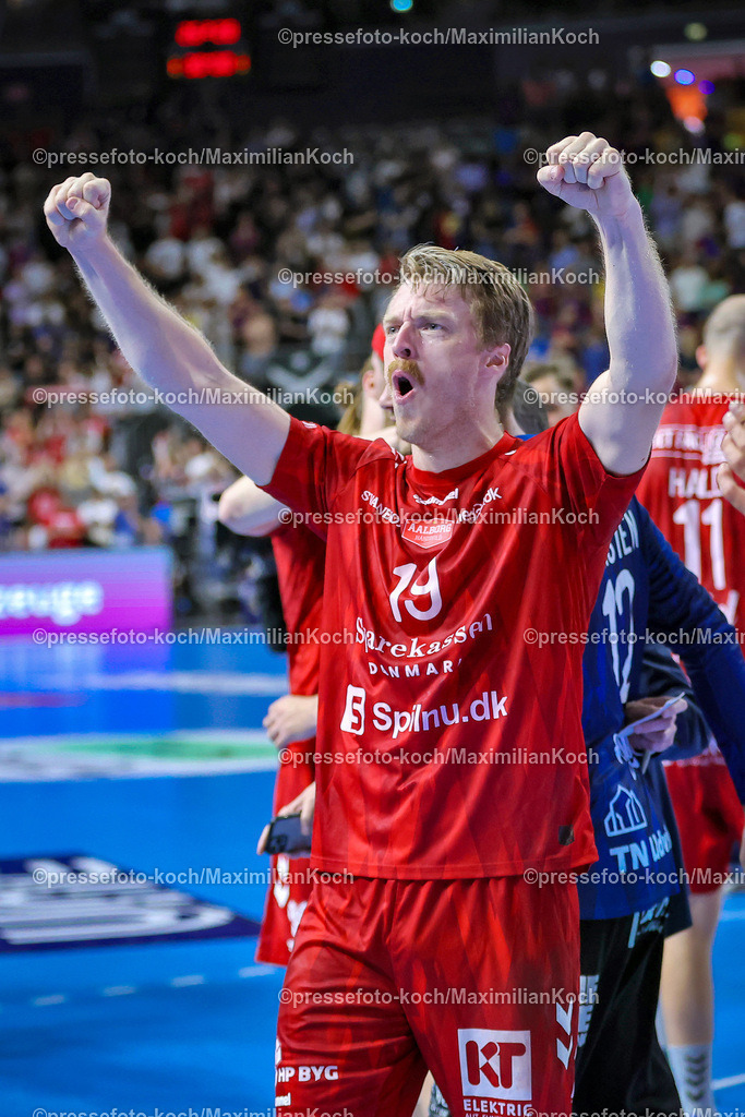KoeEHF08062401198 | 08.06.2024, Köln, Handball, TruckScout24 EHF FINAL4, Machineseeker Champions League Men, Lanxess-Arena, Halbfinale, SC Magdeburg - Aalborg Handbold: Abschlussjubel nach dem Sieg und dem Einzug in das Finale. Kristian Bjornsen (Aalborg Handbold)