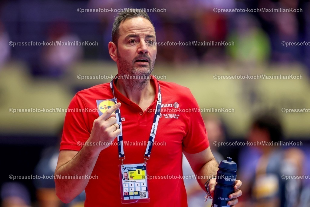 EHF17012601144 | 17.01.2026, Handball, Men's EHF EURO 2026, Österreich - Spanien, Jyske Bank Boxen in Herning, Dänemark, Preliminary Round:  Headcoach Iker Romero Fernandez (Austria #hc) gestikulierend am Spielfeldrand  