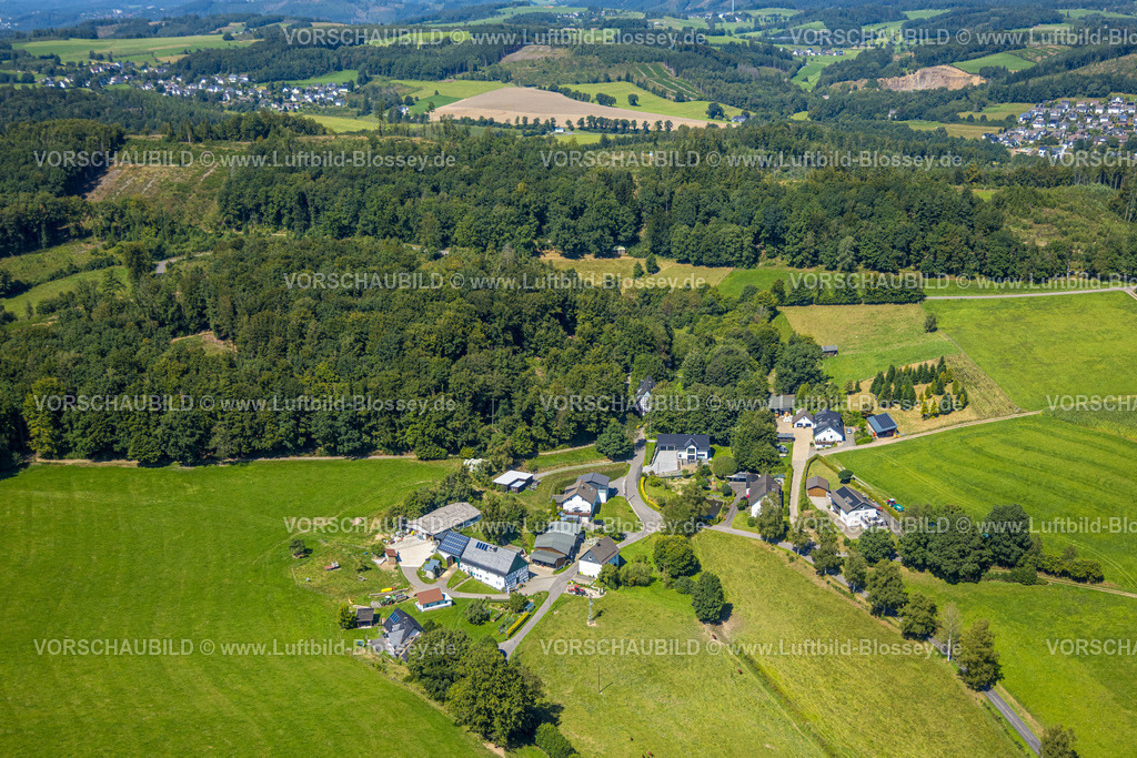 Drolshagen250810242 | Luftbild, Wohnsiedlung Dirkingen am Waldrand mit Hügellandschaft, Iseringhausen, Drolshagen, Sauerland, Nordrhein-Westfalen, Deutschland